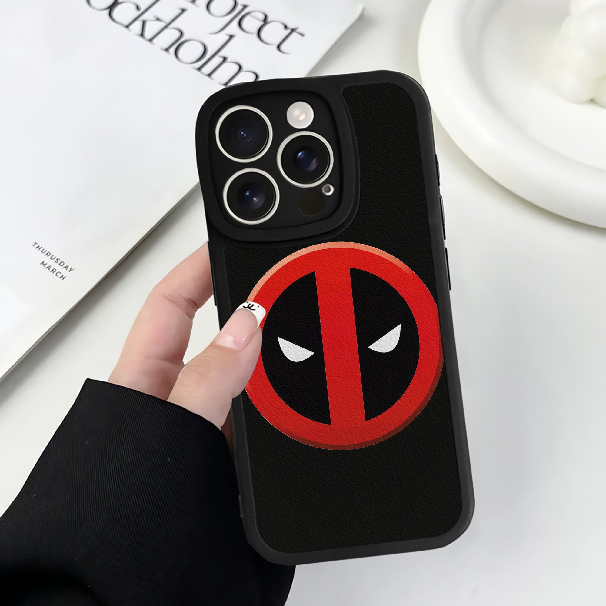 （画像用） Deadpool デッドプール 【iPhone 16シリーズ対応】シリコンスマホケース（レザー調） 材質：シリコン